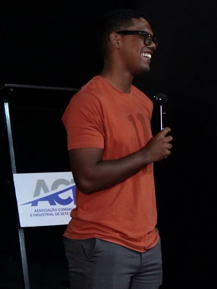 Alexandre de Almeida falando ao microfone em evento da Associação Comercial e Industrial de Sete Lagoas